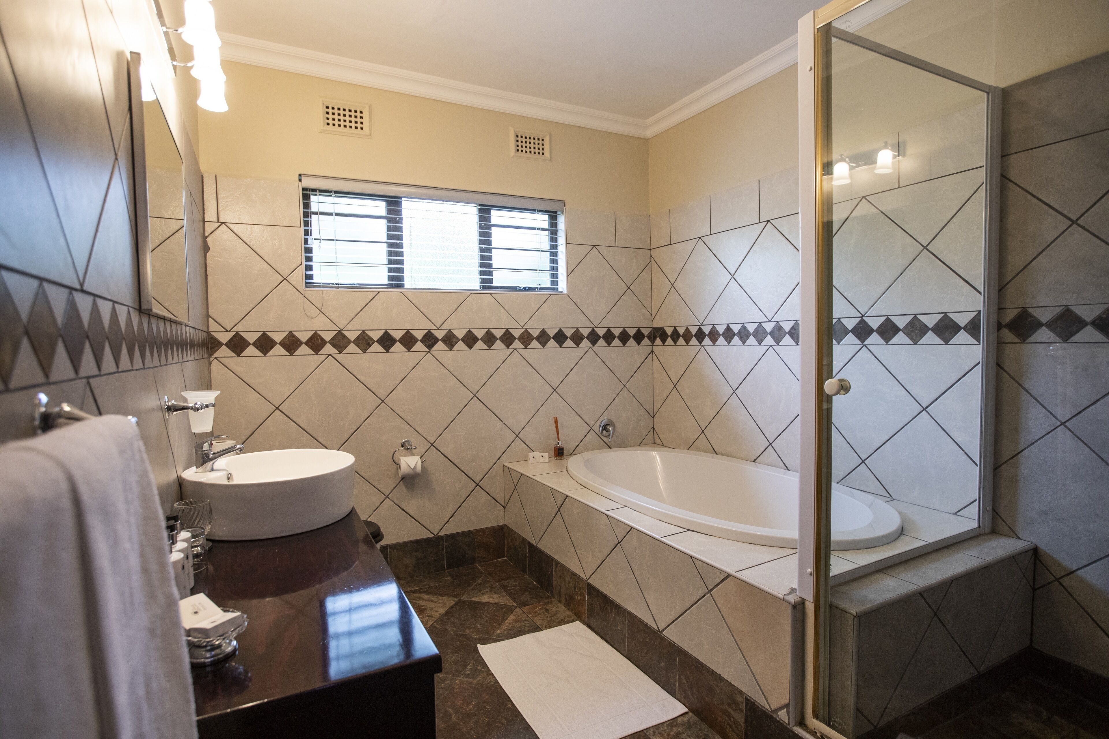 Un baño moderno con bañera, lavabo y zona de ducha.