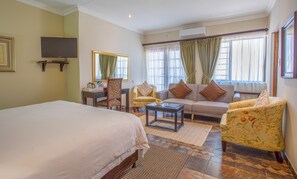 Room 4 - Double Patio Room | Värdeförvaringsskåp på rummet, individuell inredning och unika möbler