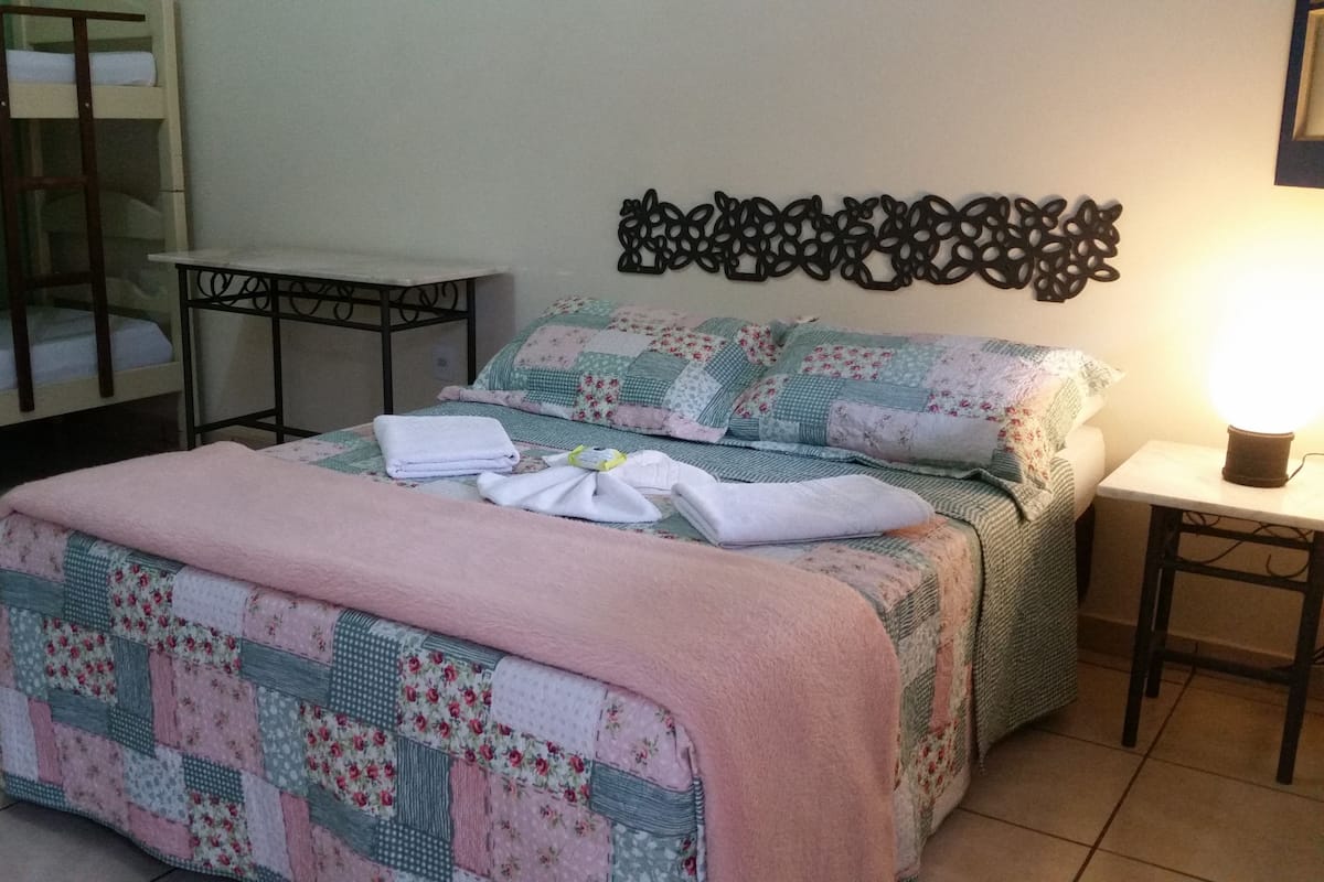 Ropa de cama hipoalergénica, minibar y decoración personalizada