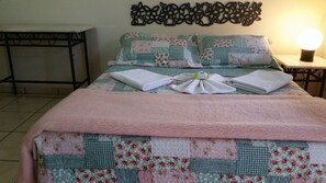 Suite Confort, réfrigérateur, rez-de-chaussée | Literie hypoallergénique, minibar, décor unique, ameublement unique