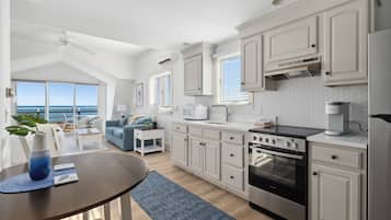 Singola Deluxe, 1 letto king, cucina, fronte oceano | 1 camera, biancheria da letto di alta qualità, copriletto in piuma