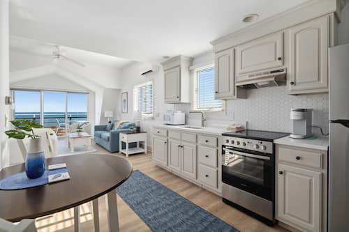 Oceanfront Studio, 1 King | Premium bedding, down duvets, iron/ironing board, free WiFi