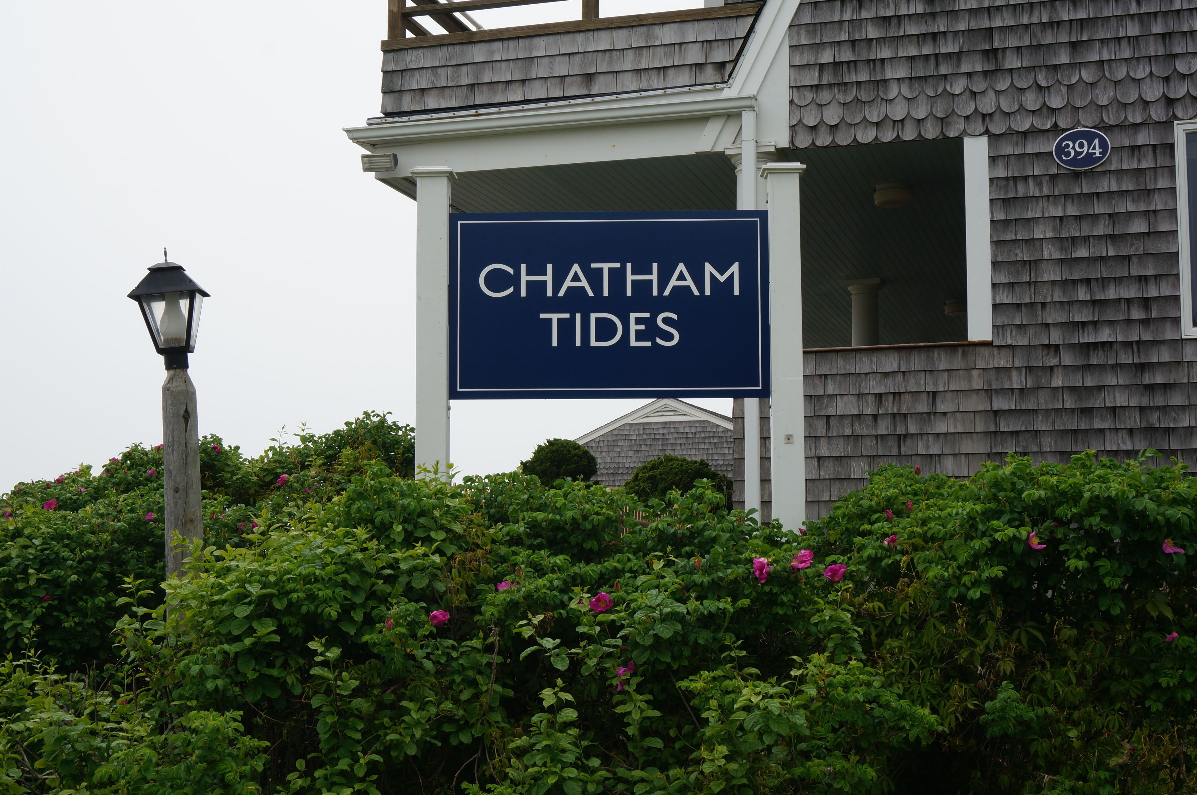 Placa indicando 'Chatham Tides' com o número '394' ao fundo.
