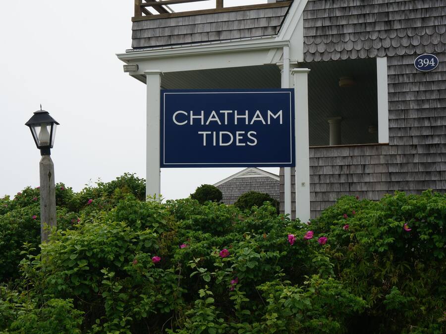Placa indicando 'Chatham Tides' com o número '394' ao fundo.