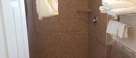 Habitación Premium, 1 cama de matrimonio | Ducha del cuarto de baño