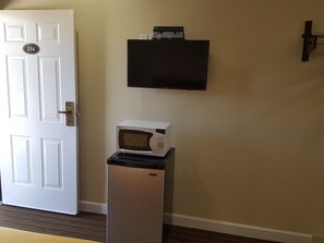 Desk, iron/ironing board, rollaway beds, free WiFi - Travel Inn Motel (Los Angeles)