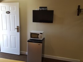 办公桌、熨斗/熨板、折叠床/加床（额外收费）、免费 WiFi