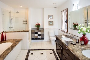 Condo, 4 Bedrooms | Bathroom | Hair dryer, towels