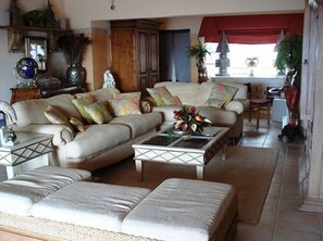 ヴィラ 4 ベッドルーム | リビング エリア