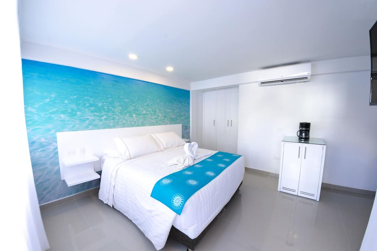 Standard Room | Minibar, in-room safe, bed sheets