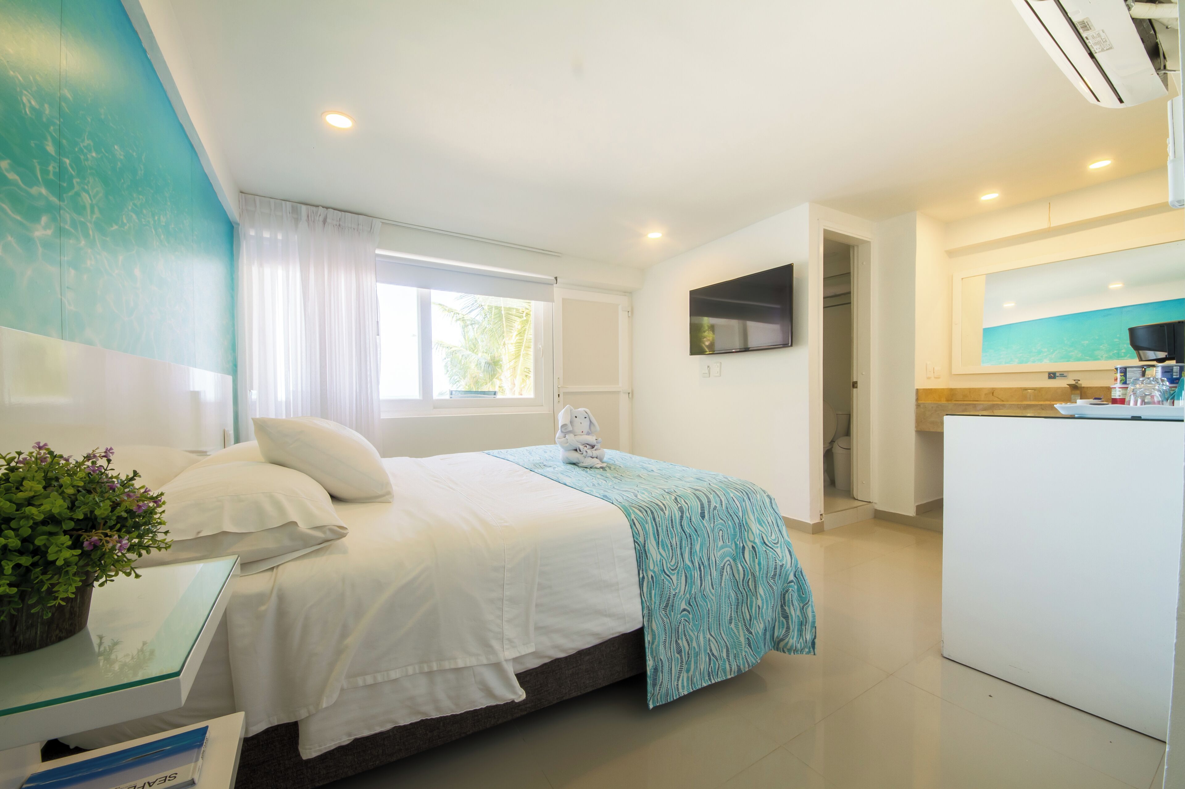 Standard-huone, merinäköala | Minibaari, tallelokero huoneessa, vuodevaatteet