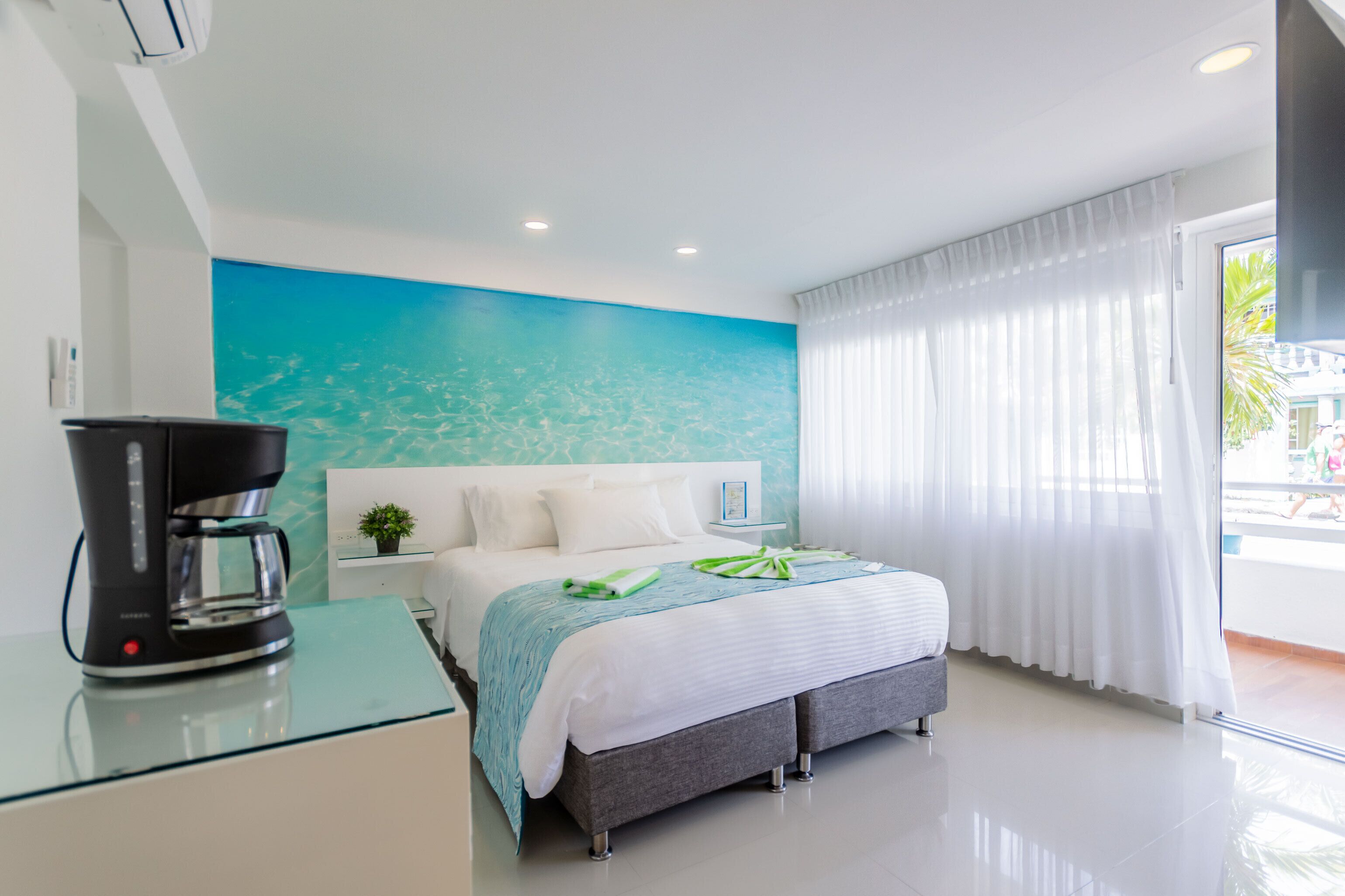 Minibaari, tallelokero huoneessa, vuodevaatteet