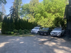 Accessible parking - Vancouver Austin Guesthouse (Coquitlam)