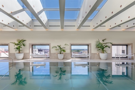 Piscina coperta, lettini. Barceló Torre de Madrid