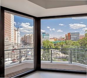 Un edificio alto con vistas a un paisaje urbano a través de amplios ventanales.