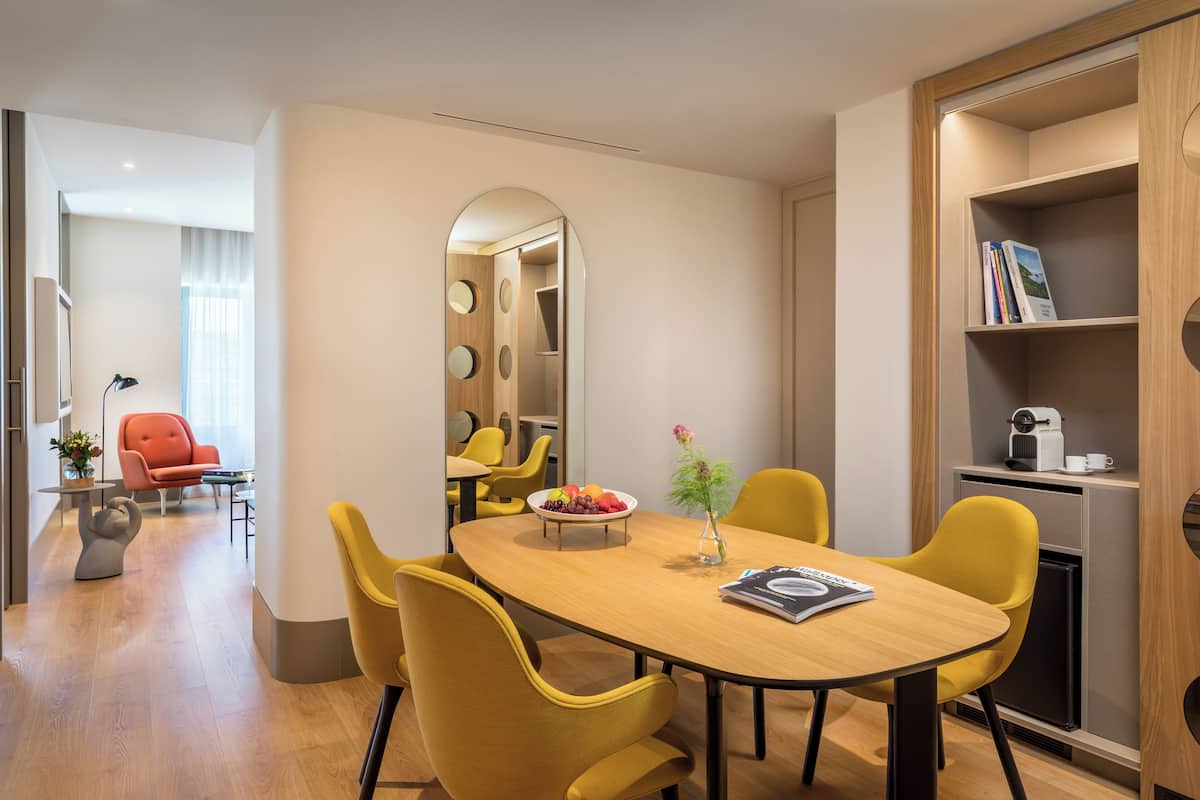 Ropa de cama de alta calidad, colchones Select Comfort y minibar