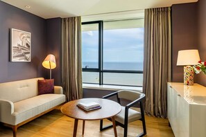 Room, 1 King Bed, River View (High Floor)