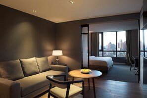 Minibar, caja de seguridad en la habitación y escritorio 