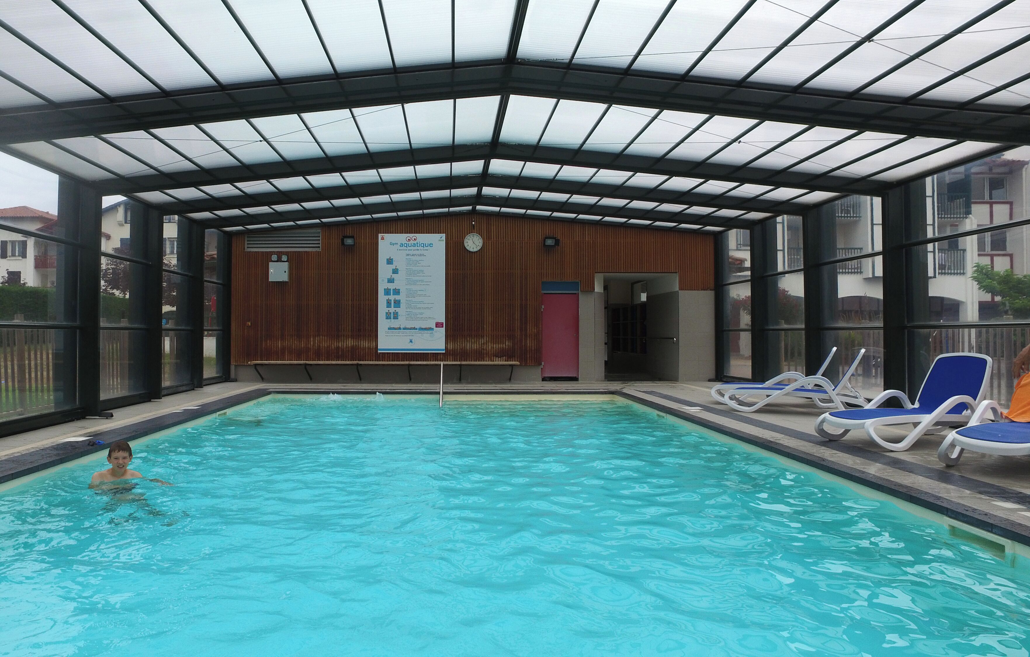 Piscine couverte, piscine extérieure, parasols de plage, chaises longues