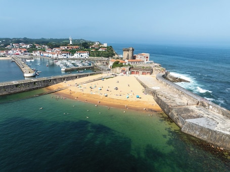 Una playa cerca