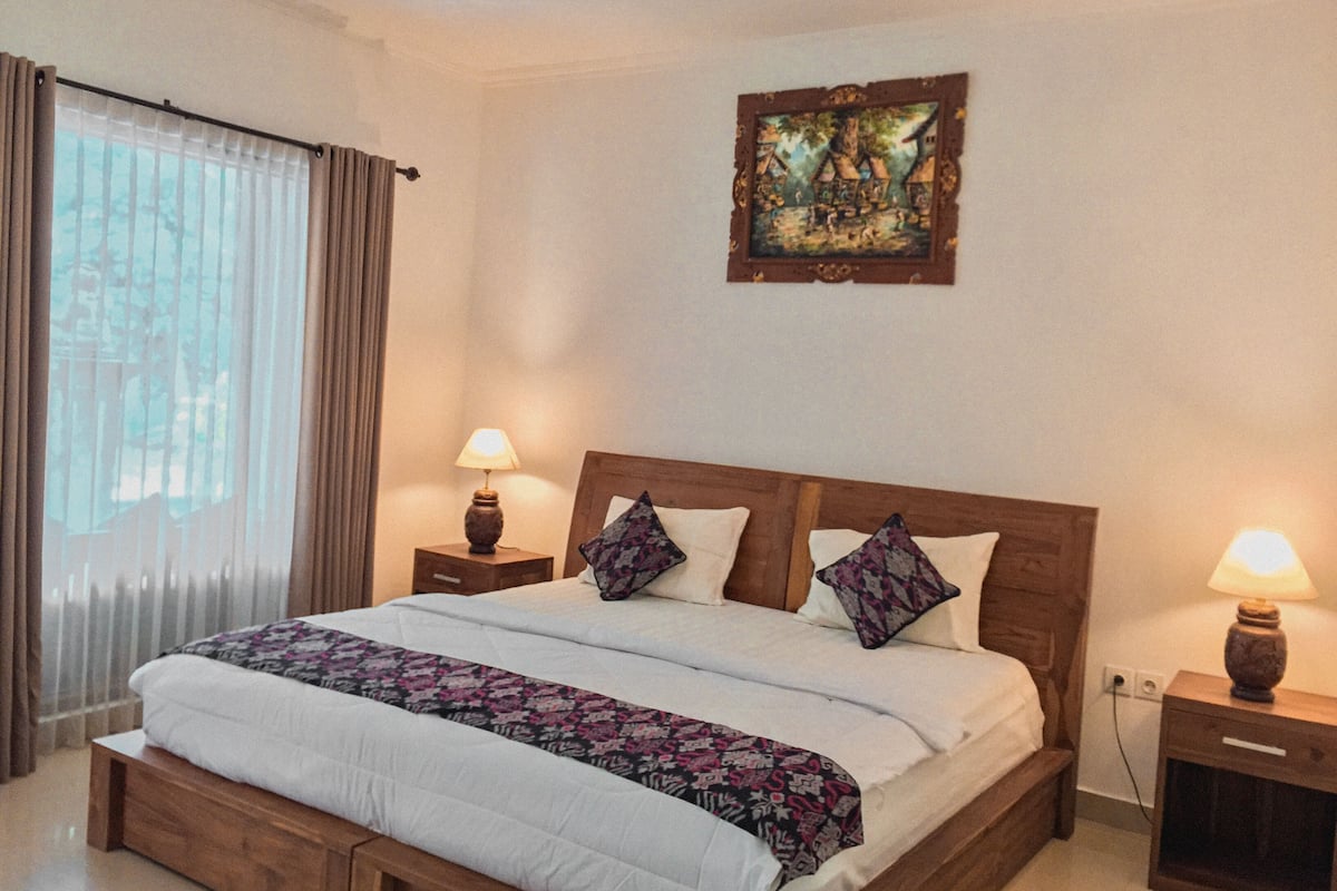 Kamar Deluks | Minibar, brankas, meja kerja, dan tirai kedap cahaya