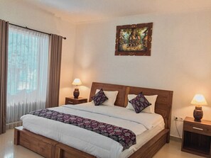 Deluxe-huone | Minibaari, tallelokero huoneessa, työpöytä, pimennysverhot