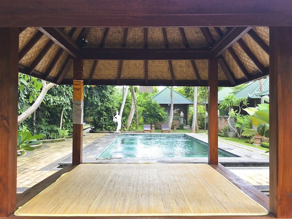 Ulkouima-allas, aurinkotuoleja