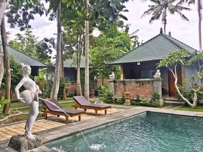 Outdoor pool, pool loungers - Wana Ukir Ubud (Sukawati)