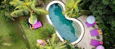 Utomhuspool och solstolar