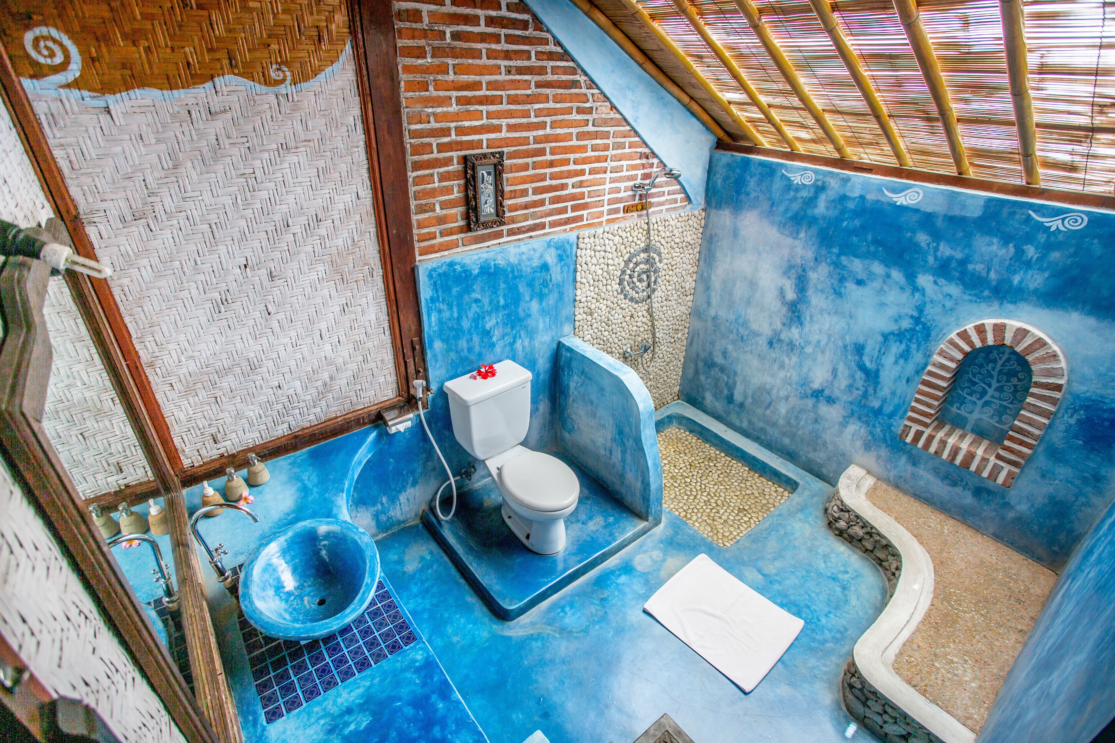 traditional room (no ac) | bathroom | shower, free toiletries, towels