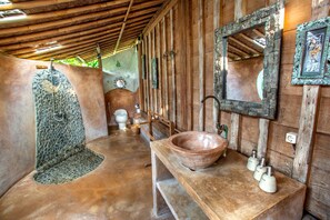Familienbungalow | Badezimmer | Dusche, kostenlose Toilettenartikel, Handtücher
