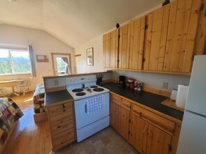 Cabin, 2 Queen Beds, Kitchen, Mountain View | Soundproofing, bed sheets - DENALI'S ALASKAN SPRUCE CABINS (Healy)