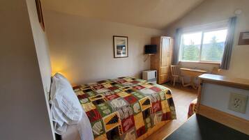 Cabin, 2 Queen Beds, Kitchen, Mountain View | Soundproofing, bed sheets