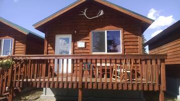 Cabin, 2 Queen Beds, Kitchen, Mountain View | Terrace/patio