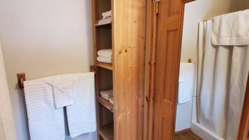 Cabin, 2 Queen Beds, Kitchen, Mountain View | Bathroom | Shower, free toiletries, hair dryer, towels