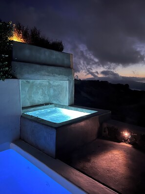 Private spa tub - 270 Oia's View (Santorini)