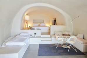 Deluxe Studio, Private Pool | Living area