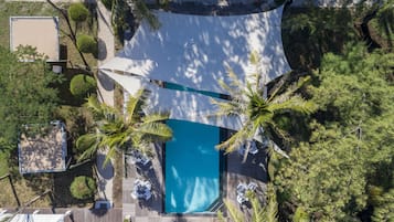 2 outdoor pools