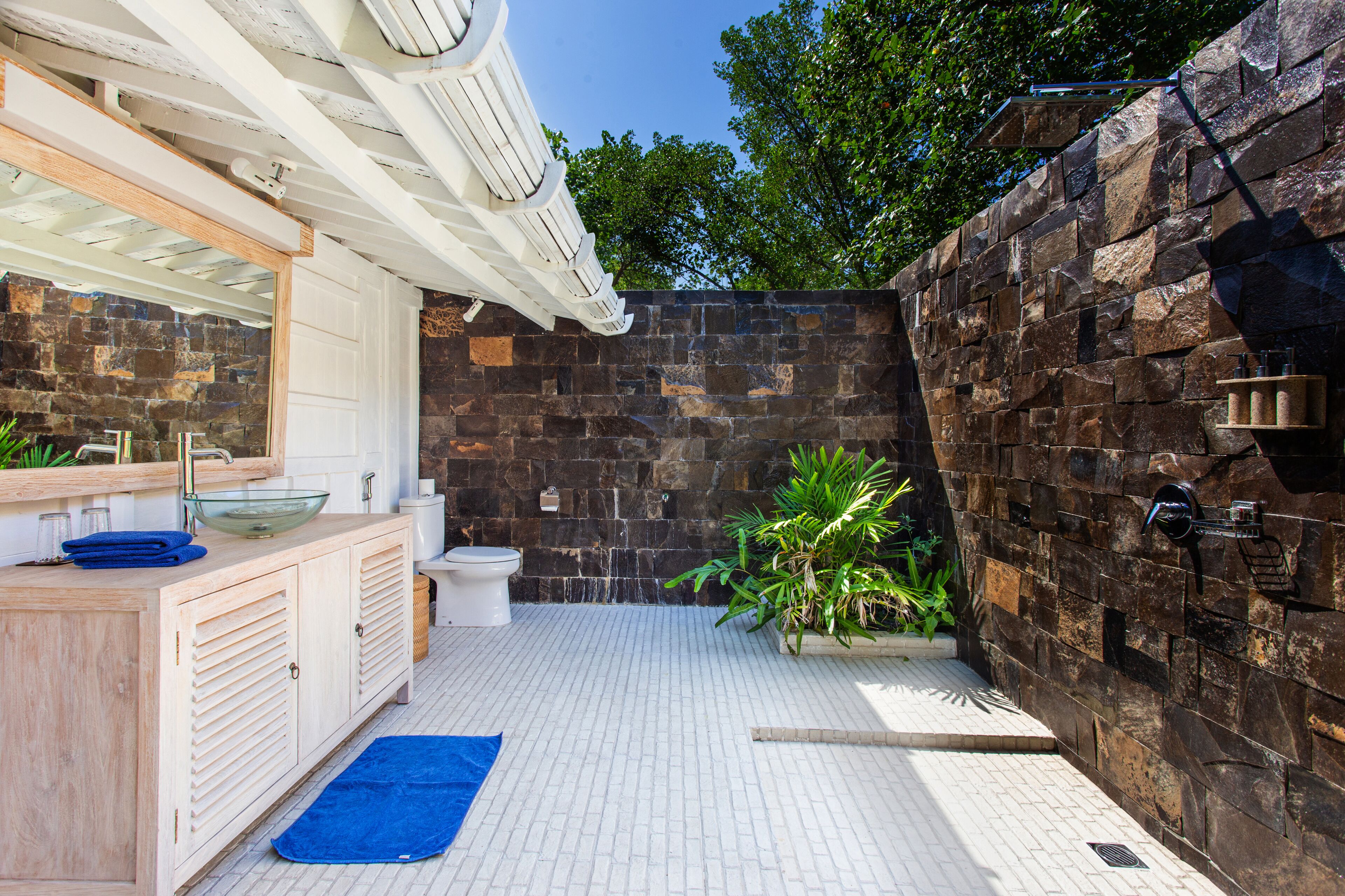 2 bedrooms villas | bathroom | shower, free toiletries, towels