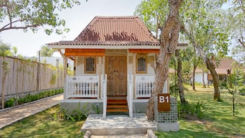 Bungalow, 1 slaapkamer | Luxe beddengoed, een minibar, een kluis op de kamer, een bureau