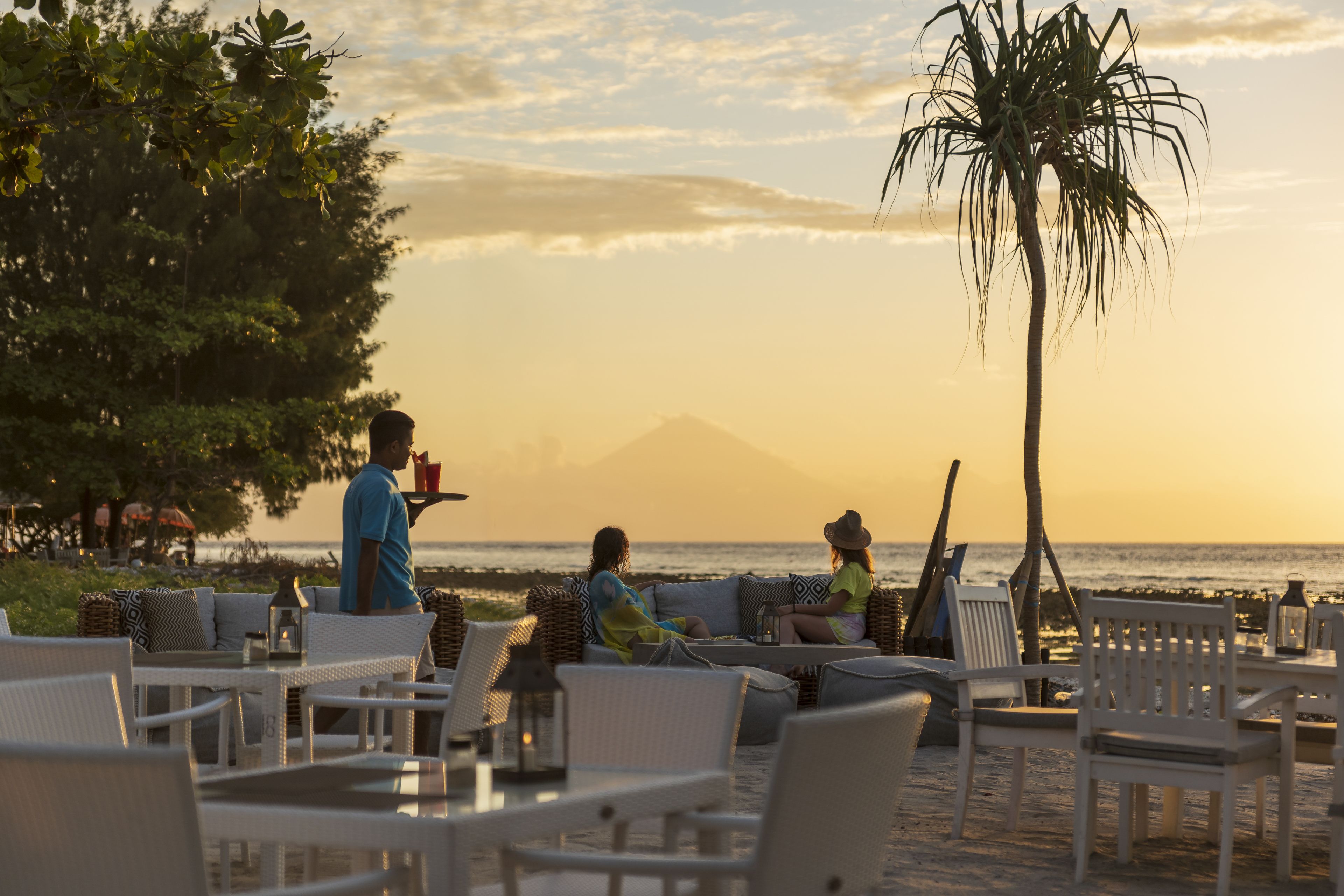 breakfast, lunch, dinner served; international cuisine