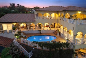 Piscina externa, espreguiçadeiras