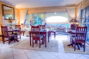 Café da manhã inglês diário (ZAR 100 por pessoa)