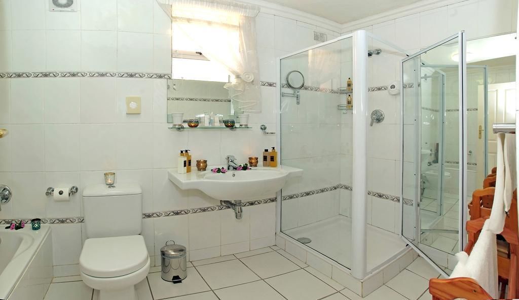 Ein Badezimmer mit Toilette, Waschbecken und einer Duschkabine.