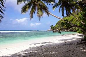 Am Strand, weißer Sandstrand, Strandtücher