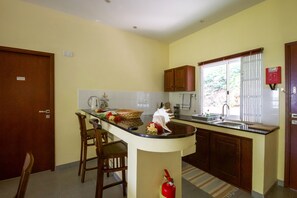 Phòng Suite Superior, 1 phòng ngủ, quang cảnh biển, đối diện biển | Bếp nhỏ riêng | Tủ lạnh, lò vi sóng, bếp nấu, ấm điện 
