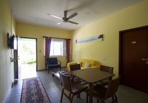 Phòng Suite Superior, 1 phòng ngủ, quang cảnh biển, đối diện biển | Khu phòng khách | TV màn hình phẳng 32-inch có truyền hình cáp, TV LED 