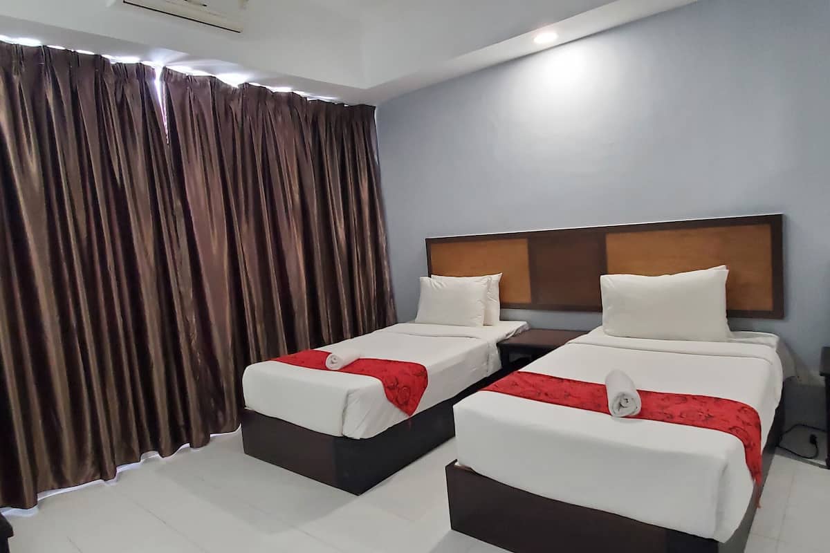 Deluxe Twin Room | 1 bedroom, desk, laptop workspace, iron/ironing board