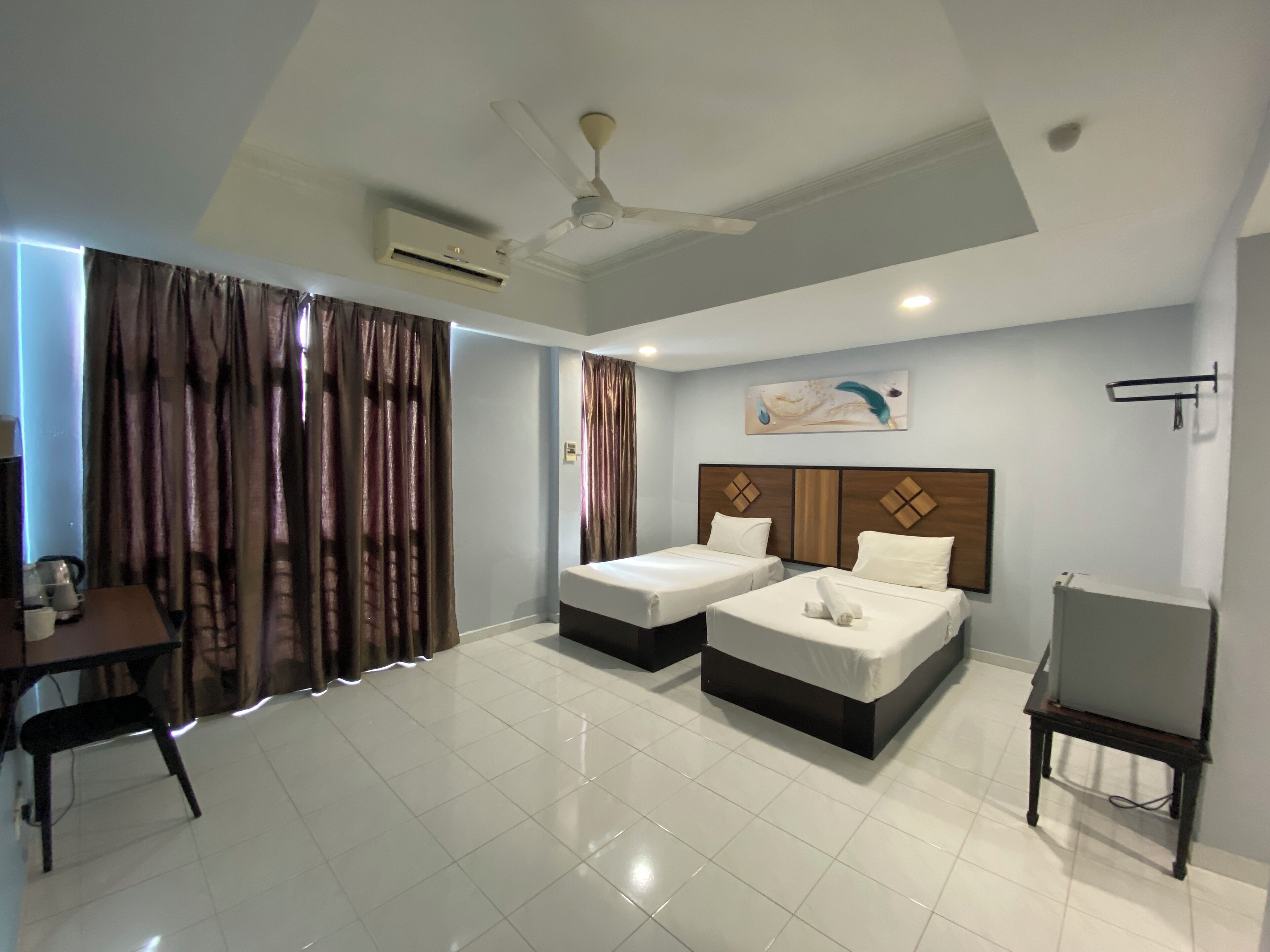 Deluxe Twin Room | Desk, laptop workspace, iron/ironing board, free WiFi