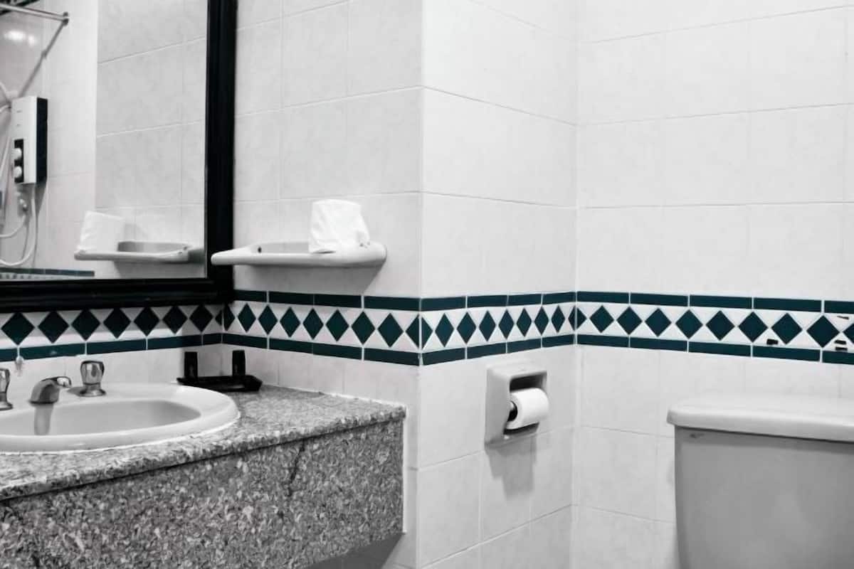 Perlengkapan mandi gratis, pengering rambut, kloset, dan handuk